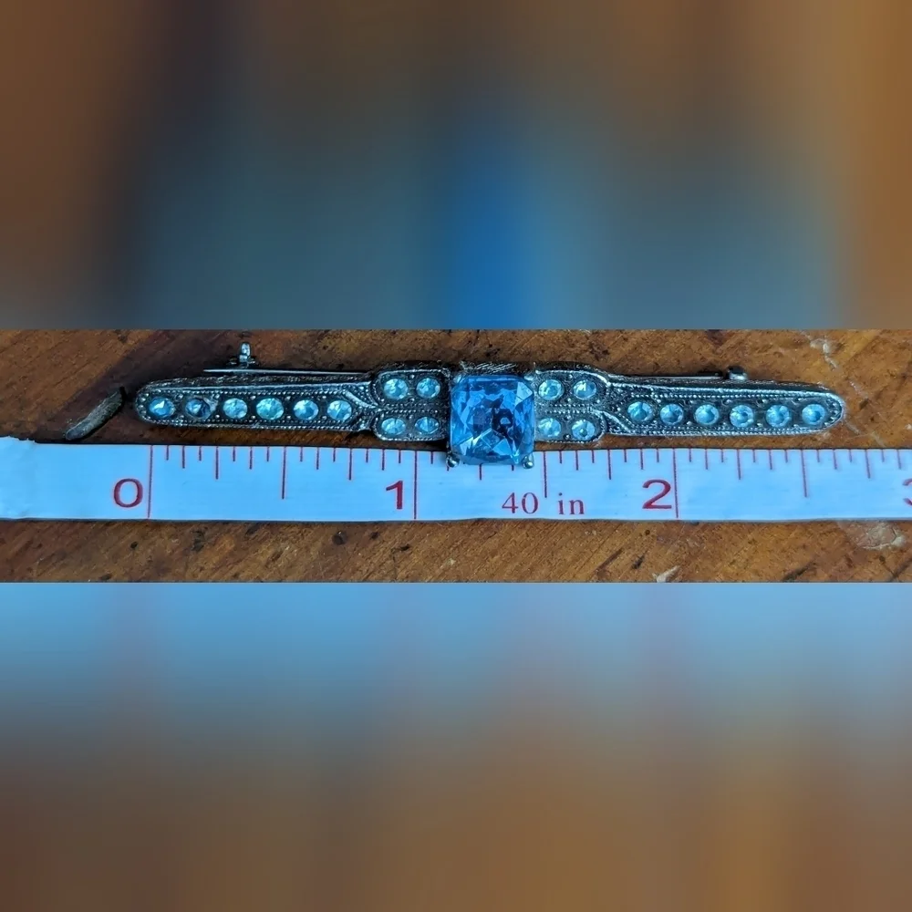 🩵 vintage style bar pin silver tone blue glass in center unsigned brooch